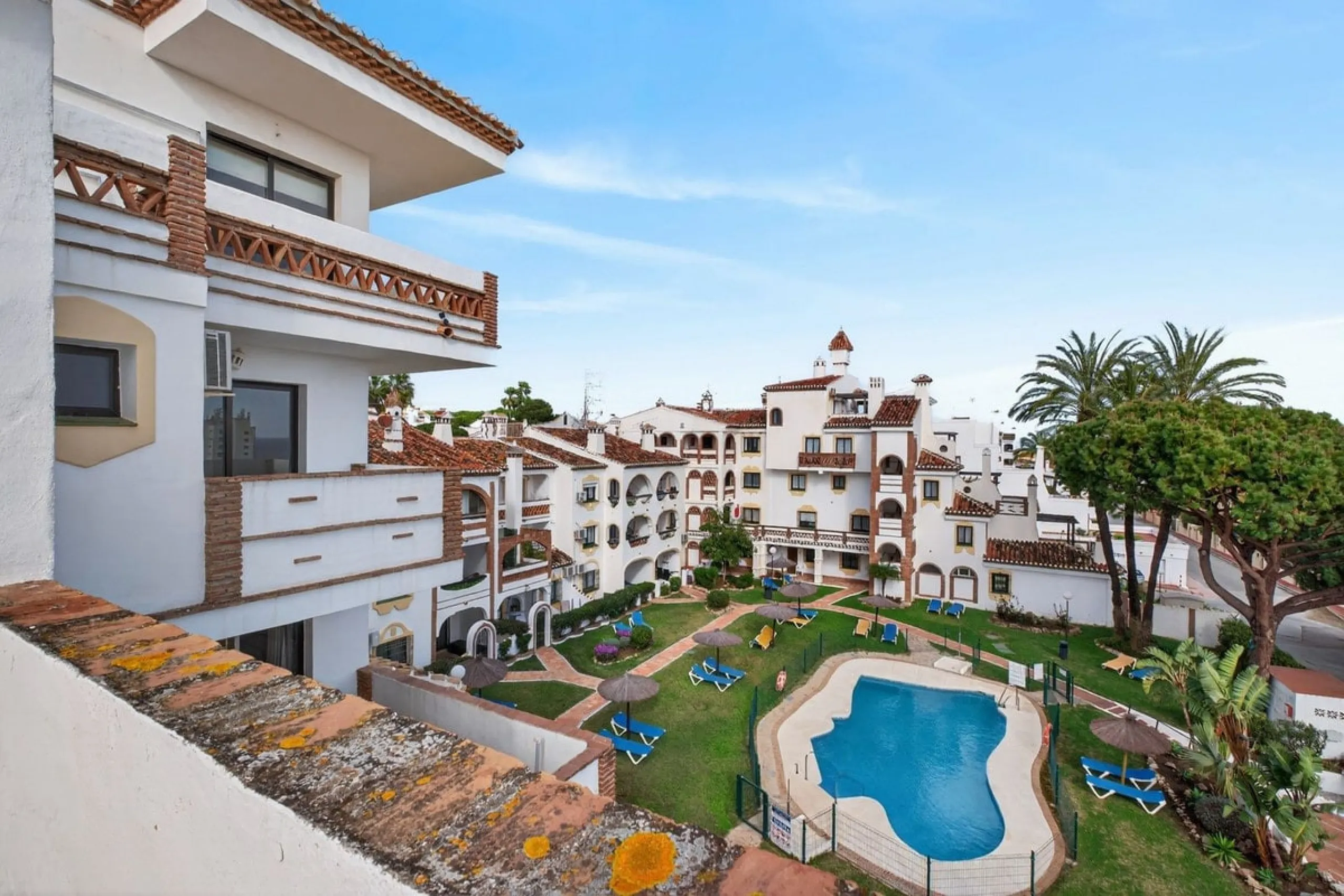 Welcome to this stunning 2-bedroom, 2-bathroom apartment in the heart of Calahonda! This prime example of modern living on the Costa del Sol offers a generous 93 sqm of living space, featuring two terraces with breathtaking views of the sea, garden, and c