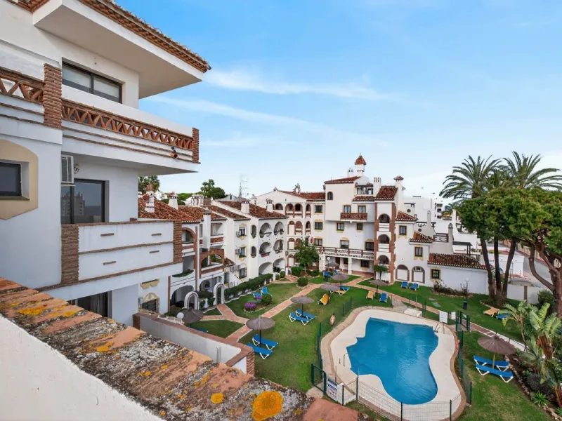 Welcome to this stunning 2-bedroom, 2-bathroom apartment in the heart of Calahonda! This prime example of modern living on the Costa del Sol offers a generous 93 sqm of living space, featuring two terraces with breathtaking views of the sea, garden, and c