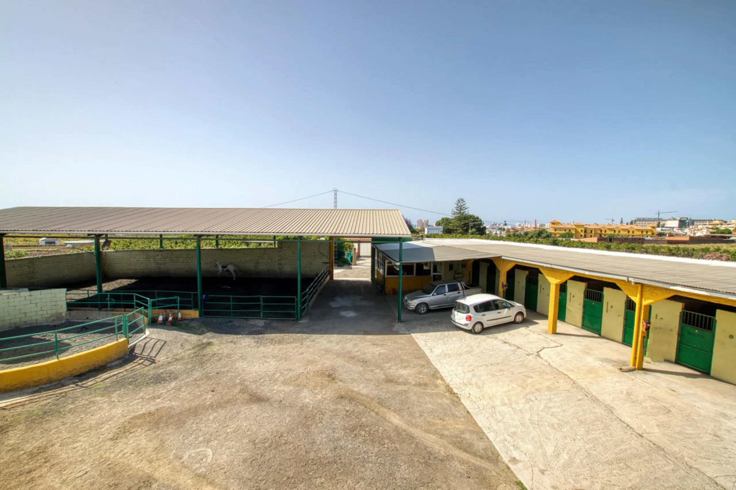 House - Finca - Cortijo в продаже в Málaga, Málaga. В доме 4 спален и 1 ванных комнат. Площадь дома 1777 м². Площадь участка 4000 м²