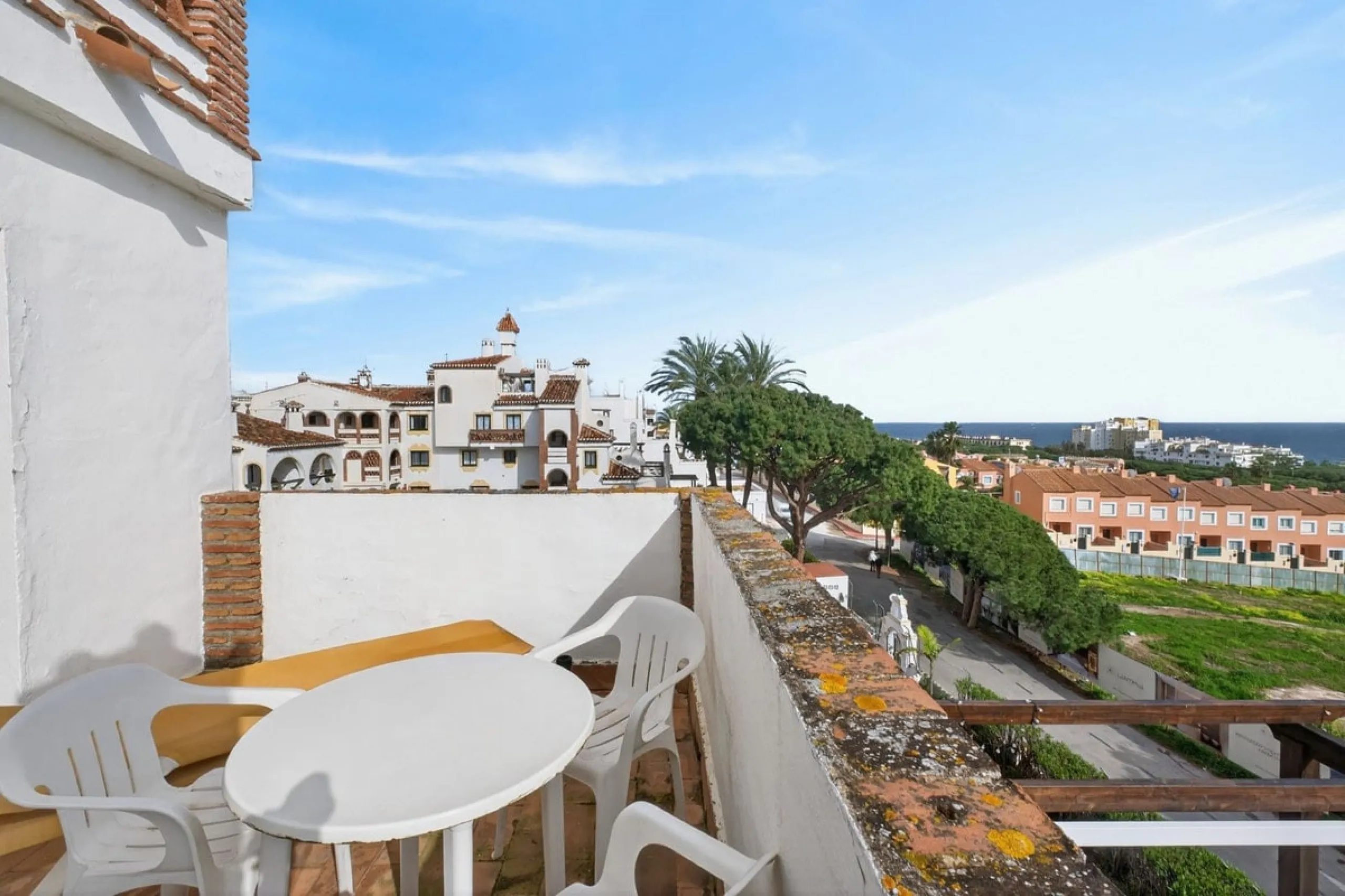 Welcome to this stunning 2-bedroom, 2-bathroom apartment in the heart of Calahonda! This prime example of modern living on the Costa del Sol offers a generous 93 sqm of living space, featuring two terraces with breathtaking views of the sea, garden, and c