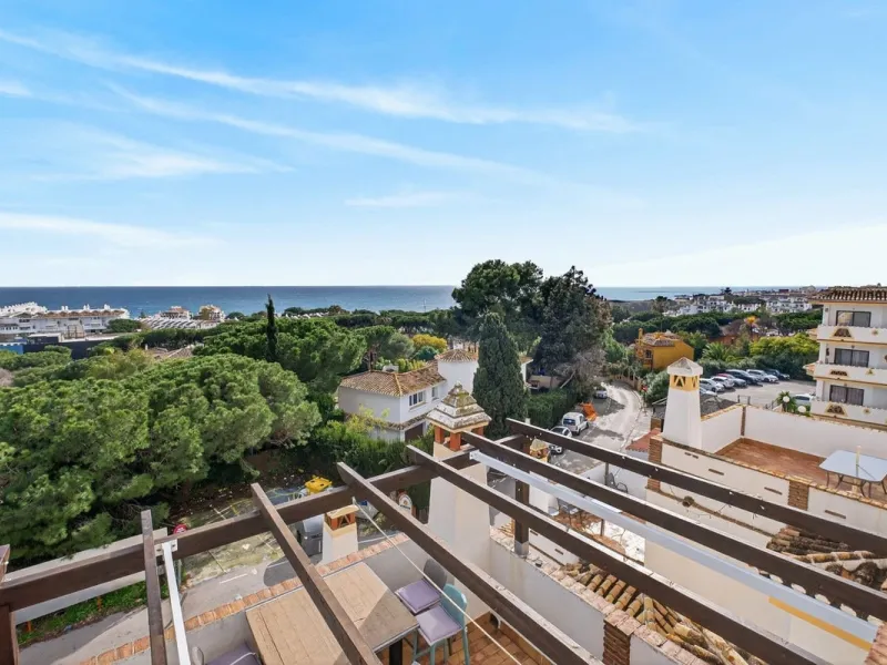 Welcome to this stunning 2-bedroom, 2-bathroom apartment in the heart of Calahonda! This prime example of modern living on the Costa del Sol offers a generous 93 sqm of living space, featuring two terraces with breathtaking views of the sea, garden, and c