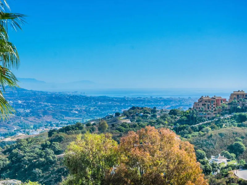 This stunning villa, accompanied by three adjoining buildable plots, presents an exceptional investment opportunity. Boasting six bedrooms and five bathrooms, this property offers abundant space and comfort. Revel in panoramic views of the sea and mountai
