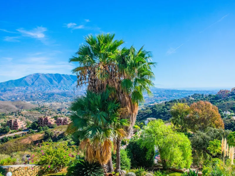 This stunning villa, accompanied by three adjoining buildable plots, presents an exceptional investment opportunity. Boasting six bedrooms and five bathrooms, this property offers abundant space and comfort. Revel in panoramic views of the sea and mountai