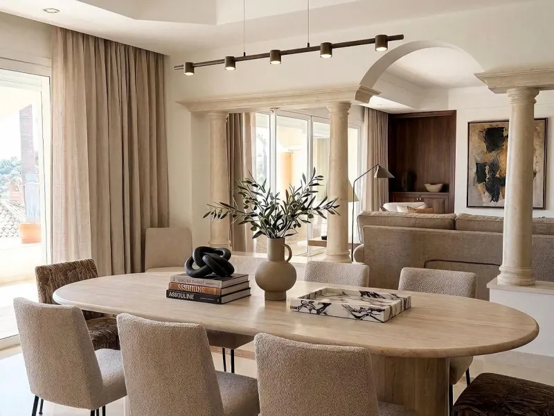 This stunning villa, accompanied by three adjoining buildable plots, presents an exceptional investment opportunity. Boasting six bedrooms and five bathrooms, this property offers abundant space and comfort. Revel in panoramic views of the sea and mountai