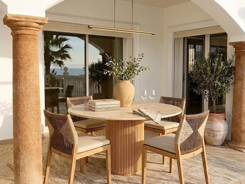 This stunning villa, accompanied by three adjoining buildable plots, presents an exceptional investment opportunity. Boasting six bedrooms and five bathrooms, this property offers abundant space and comfort. Revel in panoramic views of the sea and mountai