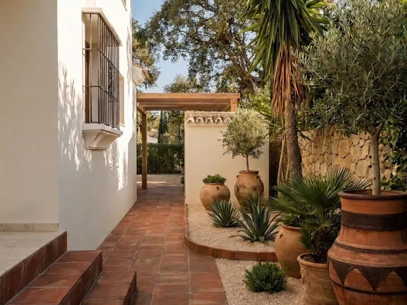This stunning villa, accompanied by three adjoining buildable plots, presents an exceptional investment opportunity. Boasting six bedrooms and five bathrooms, this property offers abundant space and comfort. Revel in panoramic views of the sea and mountai