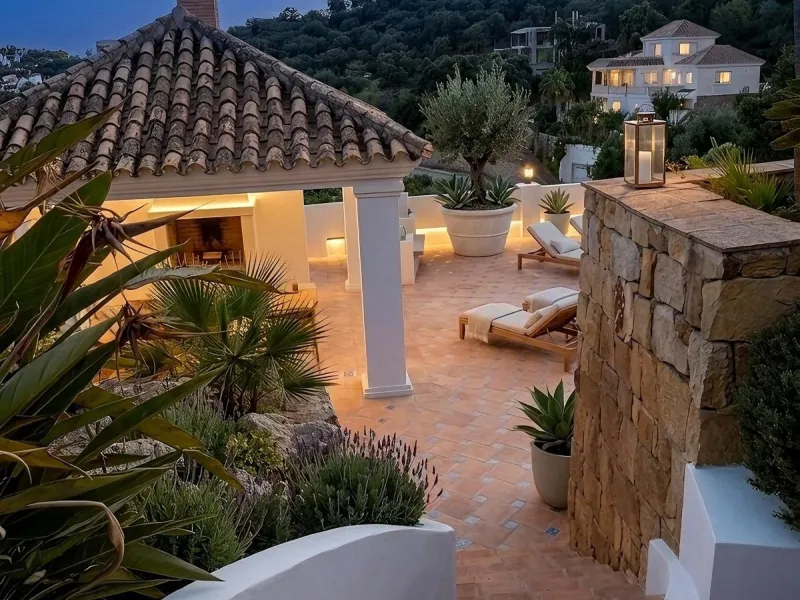 This stunning villa, accompanied by three adjoining buildable plots, presents an exceptional investment opportunity. Boasting six bedrooms and five bathrooms, this property offers abundant space and comfort. Revel in panoramic views of the sea and mountai