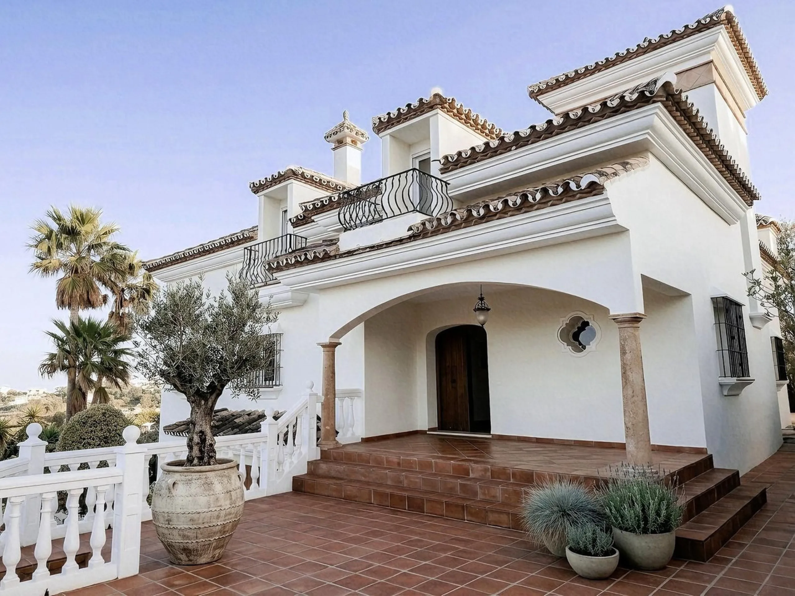 This stunning villa, accompanied by three adjoining buildable plots, presents an exceptional investment opportunity. Boasting six bedrooms and five bathrooms, this property offers abundant space and comfort. Revel in panoramic views of the sea and mountai