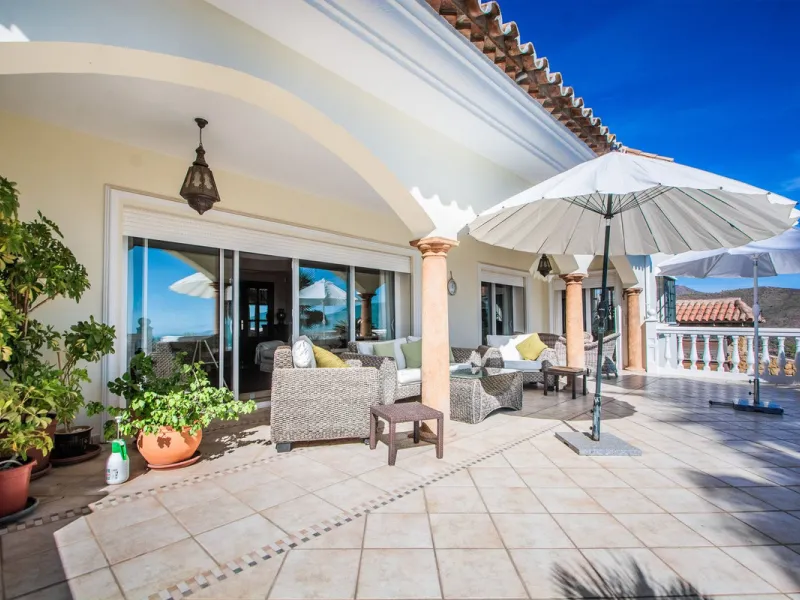 This stunning villa, accompanied by three adjoining buildable plots, presents an exceptional investment opportunity. Boasting six bedrooms and five bathrooms, this property offers abundant space and comfort. Revel in panoramic views of the sea and mountai
