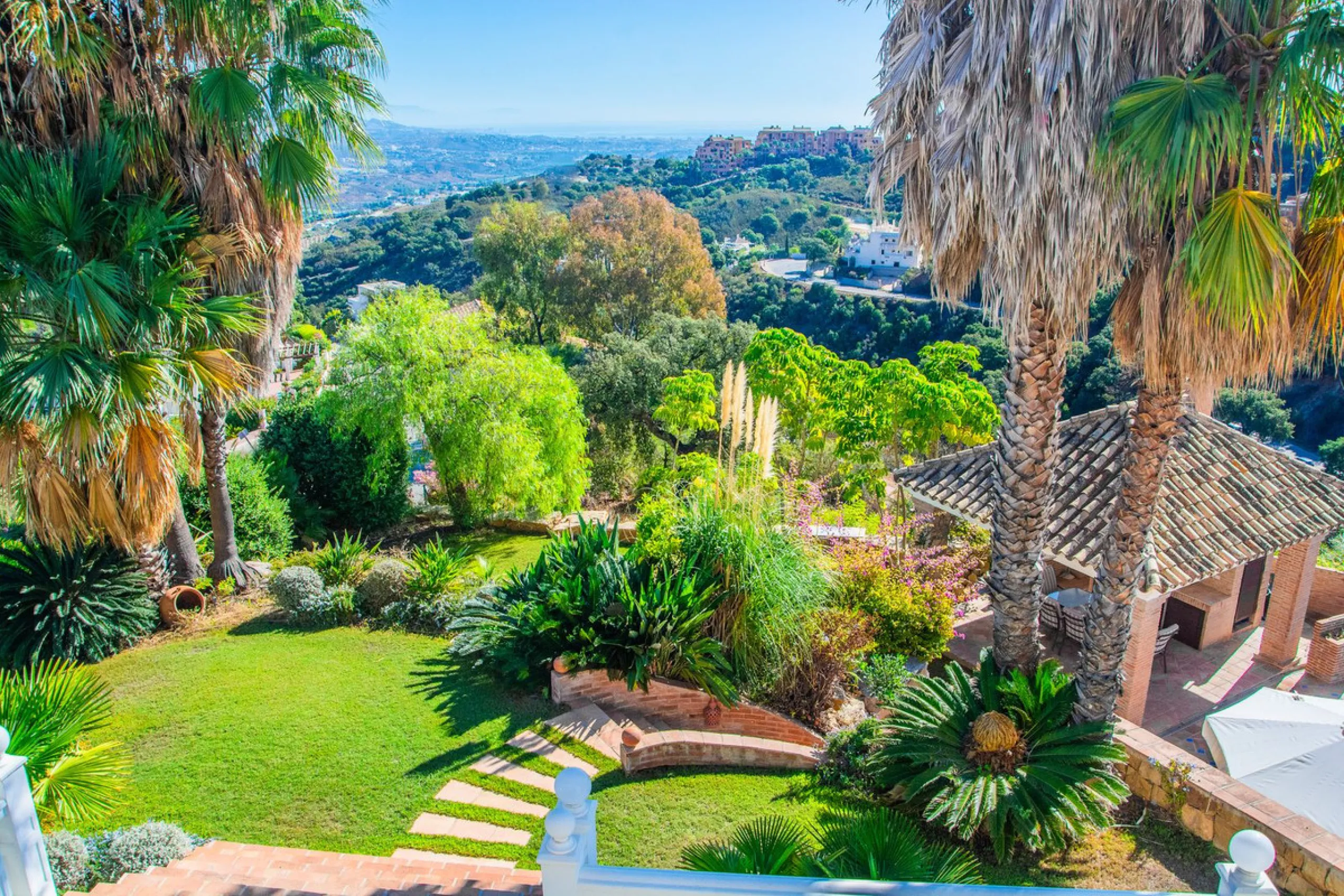 This stunning villa, accompanied by three adjoining buildable plots, presents an exceptional investment opportunity. Boasting six bedrooms and five bathrooms, this property offers abundant space and comfort. Revel in panoramic views of the sea and mountai