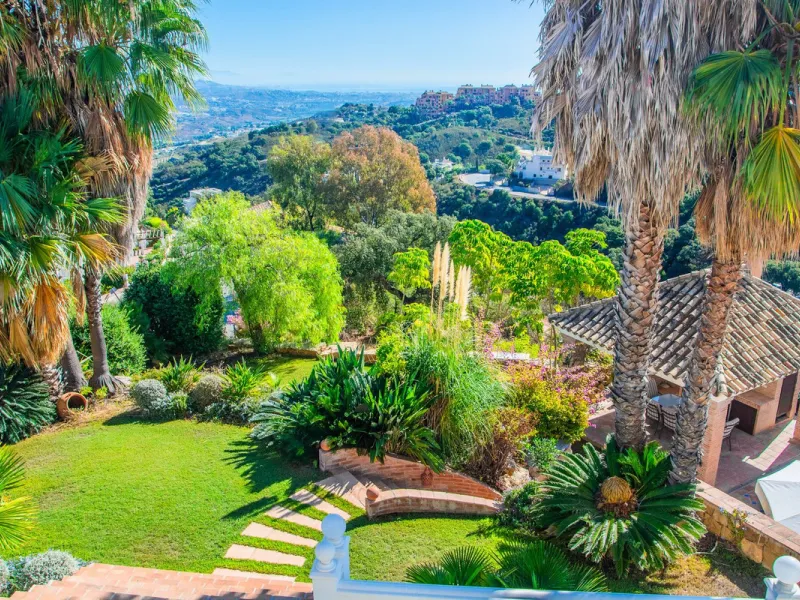 This stunning villa, accompanied by three adjoining buildable plots, presents an exceptional investment opportunity. Boasting six bedrooms and five bathrooms, this property offers abundant space and comfort. Revel in panoramic views of the sea and mountai