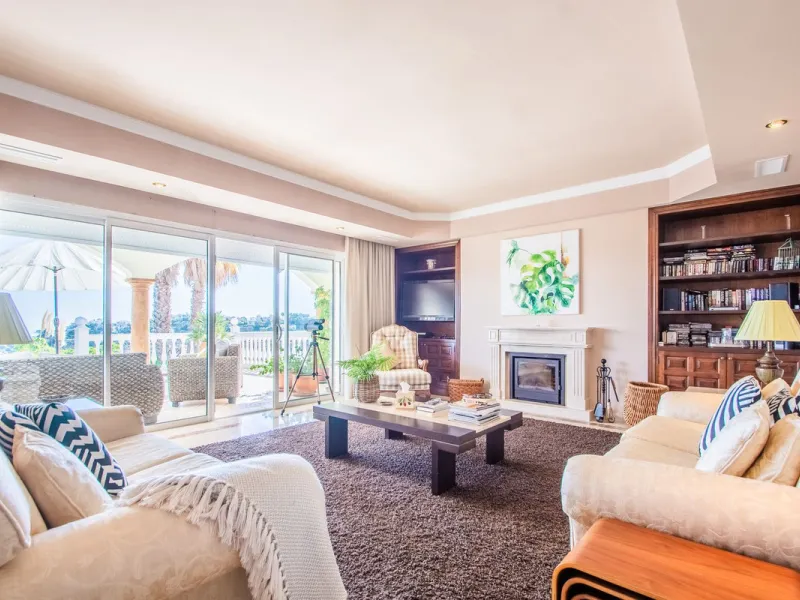 This stunning villa, accompanied by three adjoining buildable plots, presents an exceptional investment opportunity. Boasting six bedrooms and five bathrooms, this property offers abundant space and comfort. Revel in panoramic views of the sea and mountai