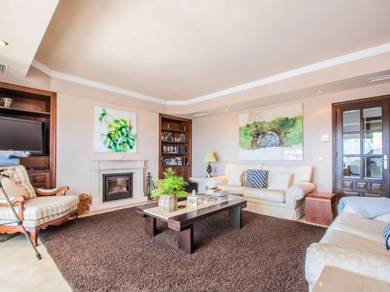 This stunning villa, accompanied by three adjoining buildable plots, presents an exceptional investment opportunity. Boasting six bedrooms and five bathrooms, this property offers abundant space and comfort. Revel in panoramic views of the sea and mountai