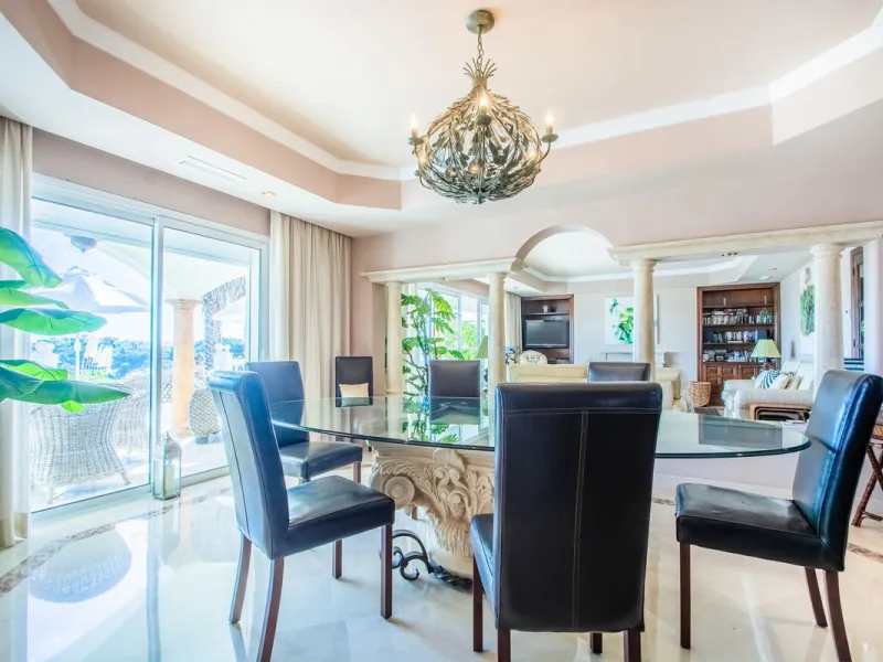 This stunning villa, accompanied by three adjoining buildable plots, presents an exceptional investment opportunity. Boasting six bedrooms and five bathrooms, this property offers abundant space and comfort. Revel in panoramic views of the sea and mountai