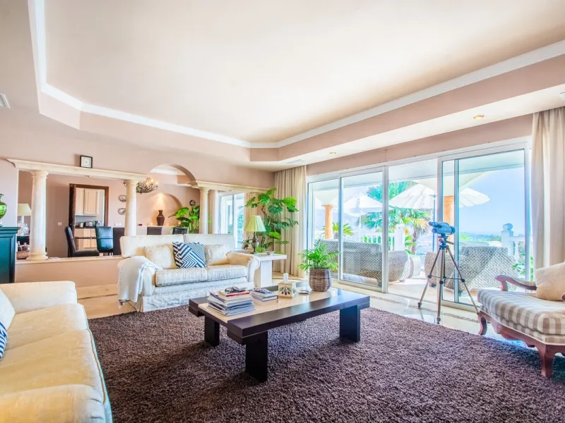 This stunning villa, accompanied by three adjoining buildable plots, presents an exceptional investment opportunity. Boasting six bedrooms and five bathrooms, this property offers abundant space and comfort. Revel in panoramic views of the sea and mountai