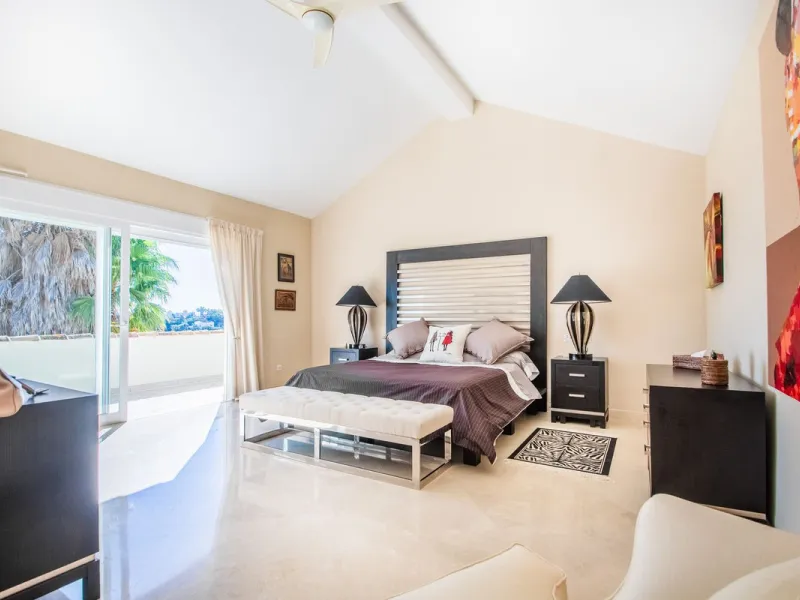 This stunning villa, accompanied by three adjoining buildable plots, presents an exceptional investment opportunity. Boasting six bedrooms and five bathrooms, this property offers abundant space and comfort. Revel in panoramic views of the sea and mountai