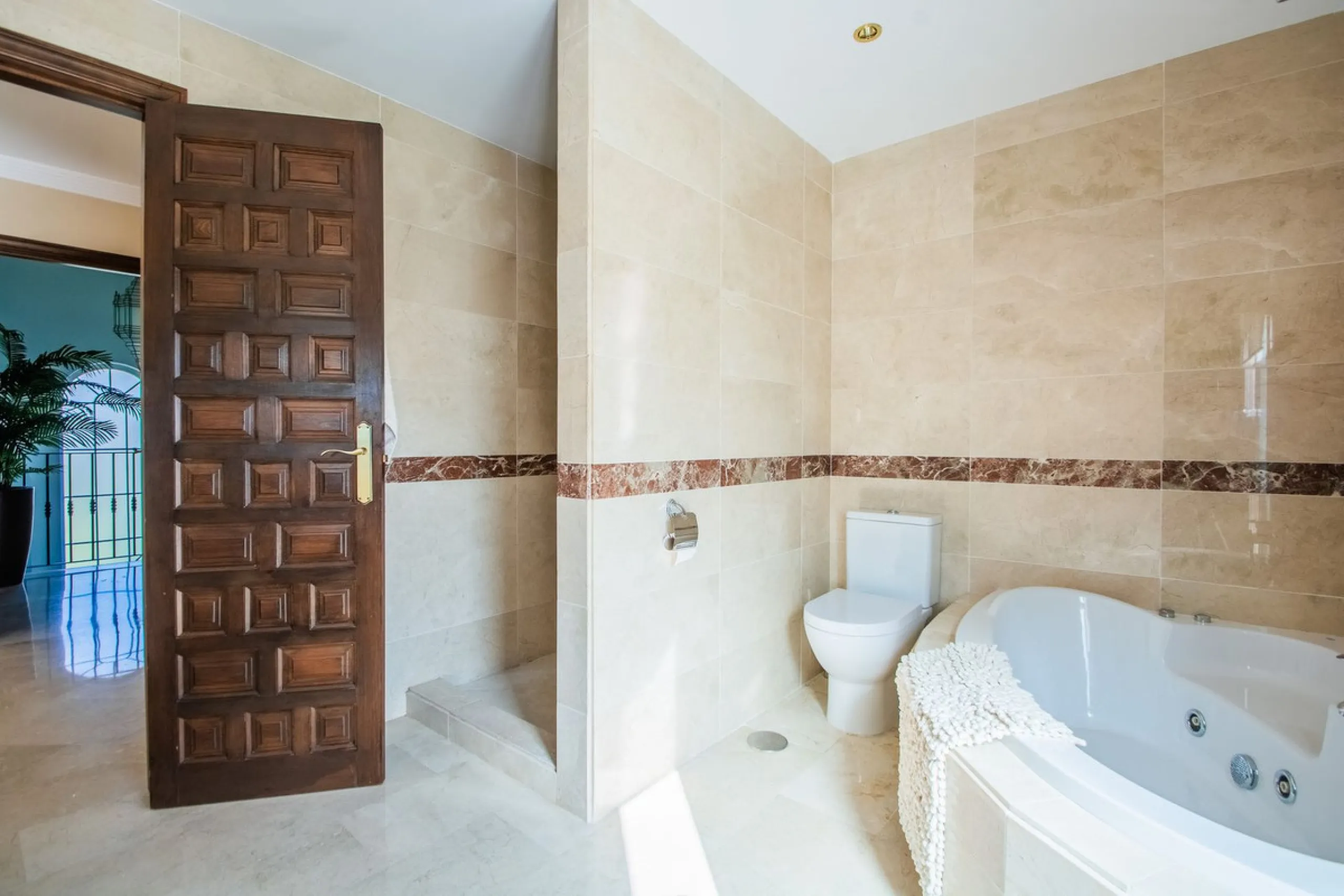 This stunning villa, accompanied by three adjoining buildable plots, presents an exceptional investment opportunity. Boasting six bedrooms and five bathrooms, this property offers abundant space and comfort. Revel in panoramic views of the sea and mountai