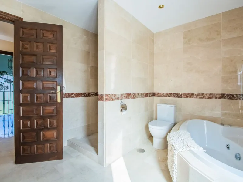 This stunning villa, accompanied by three adjoining buildable plots, presents an exceptional investment opportunity. Boasting six bedrooms and five bathrooms, this property offers abundant space and comfort. Revel in panoramic views of the sea and mountai