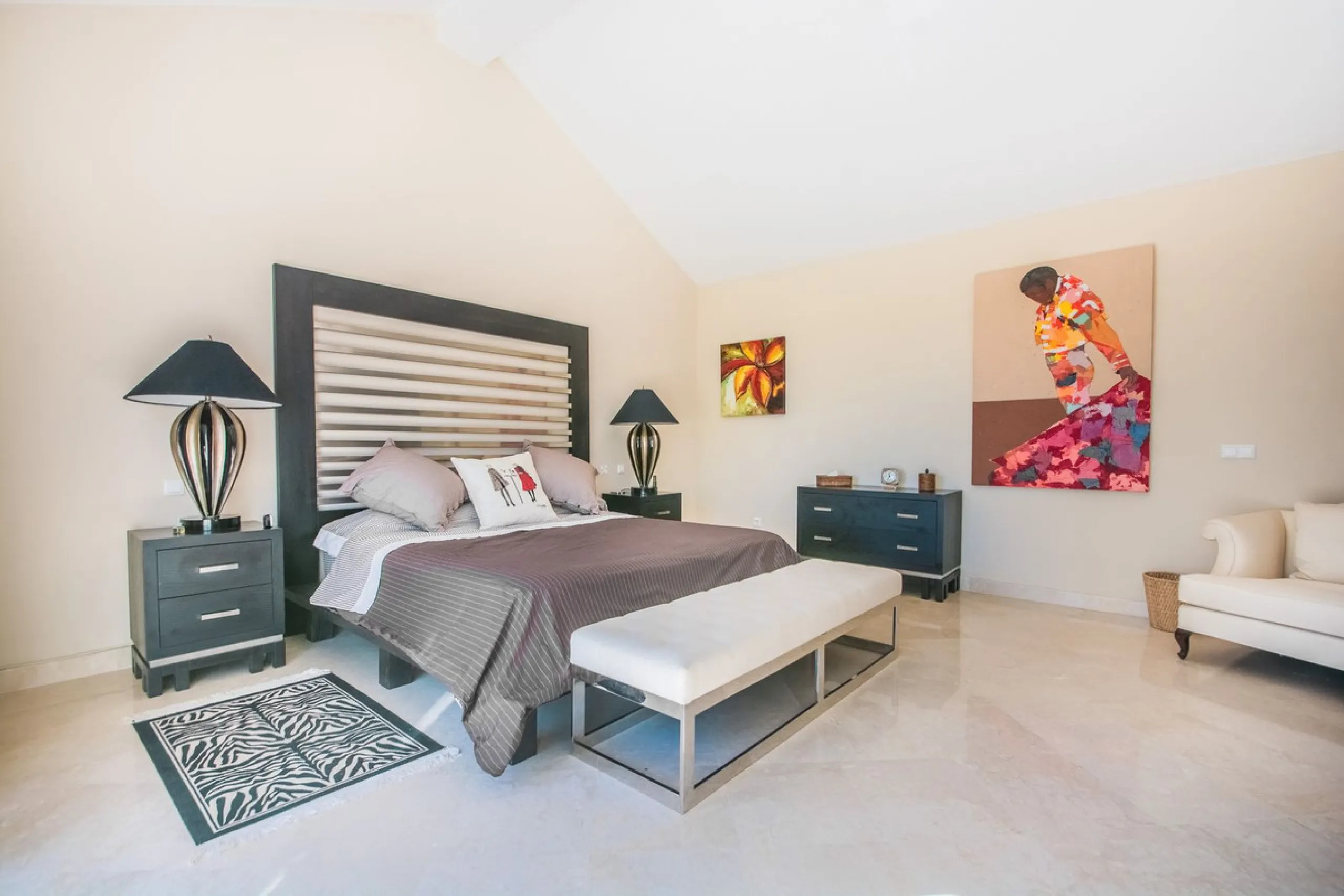 This stunning villa, accompanied by three adjoining buildable plots, presents an exceptional investment opportunity. Boasting six bedrooms and five bathrooms, this property offers abundant space and comfort. Revel in panoramic views of the sea and mountai