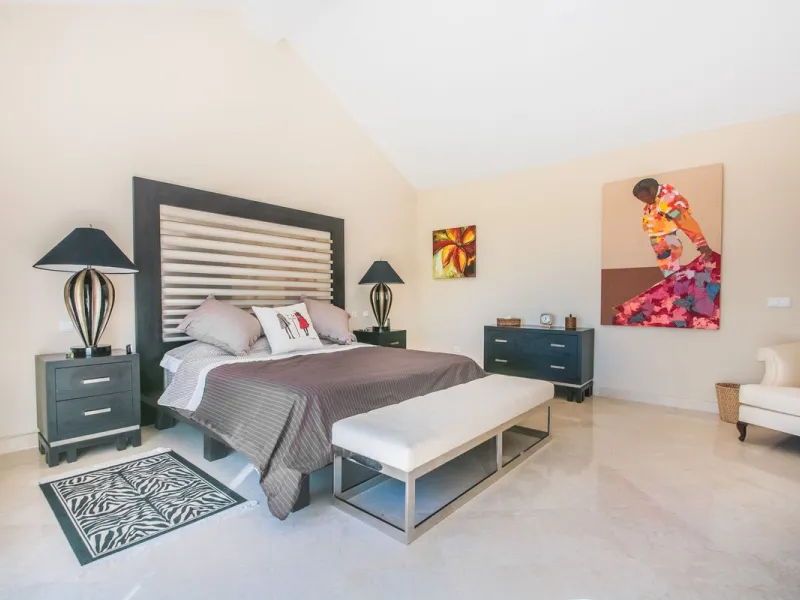 This stunning villa, accompanied by three adjoining buildable plots, presents an exceptional investment opportunity. Boasting six bedrooms and five bathrooms, this property offers abundant space and comfort. Revel in panoramic views of the sea and mountai