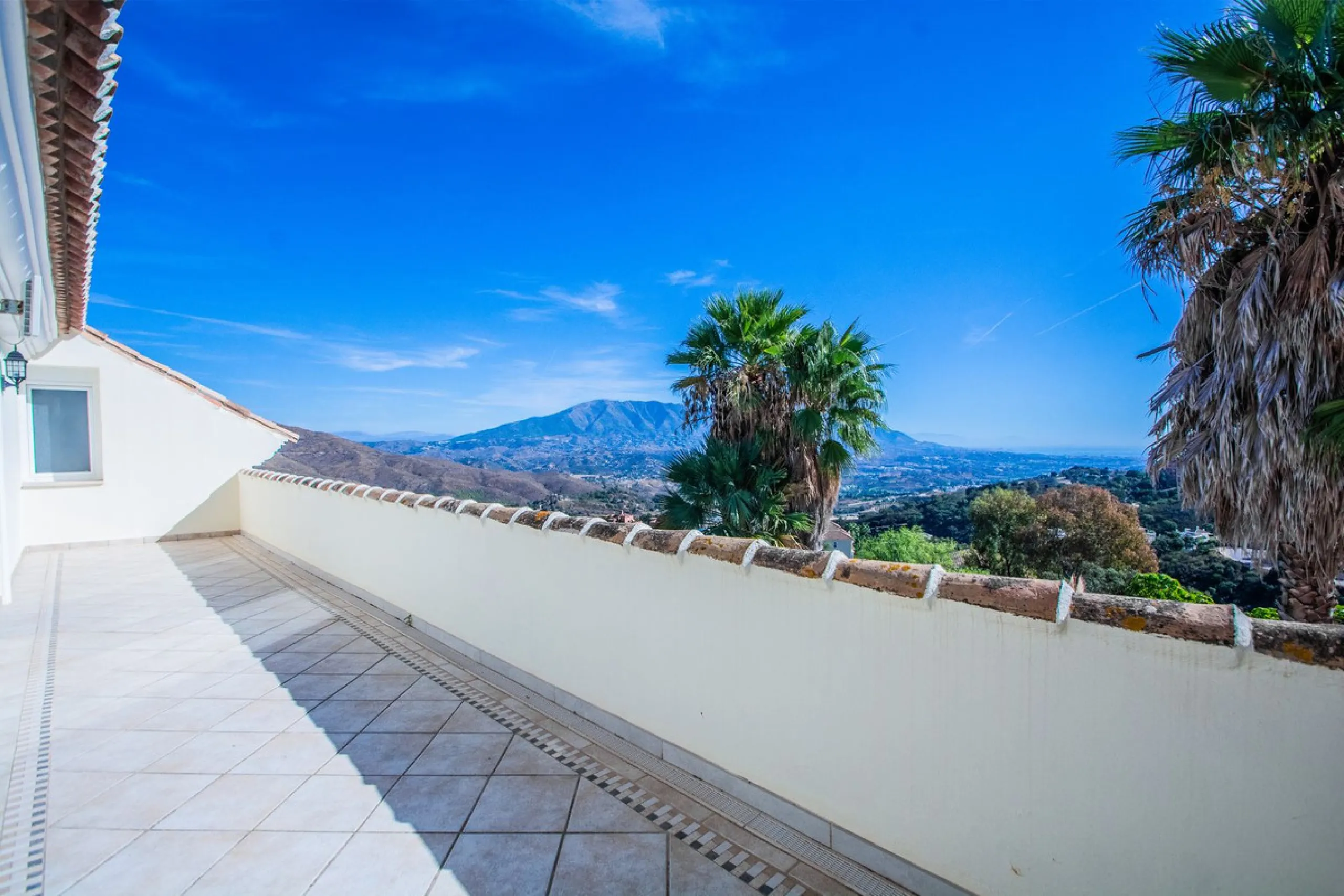 This stunning villa, accompanied by three adjoining buildable plots, presents an exceptional investment opportunity. Boasting six bedrooms and five bathrooms, this property offers abundant space and comfort. Revel in panoramic views of the sea and mountai