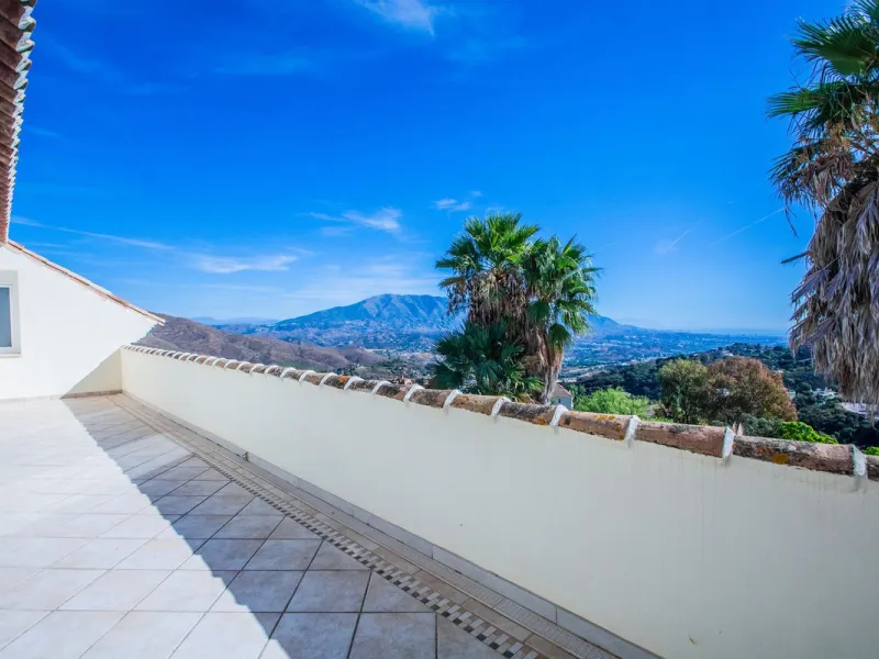 This stunning villa, accompanied by three adjoining buildable plots, presents an exceptional investment opportunity. Boasting six bedrooms and five bathrooms, this property offers abundant space and comfort. Revel in panoramic views of the sea and mountai