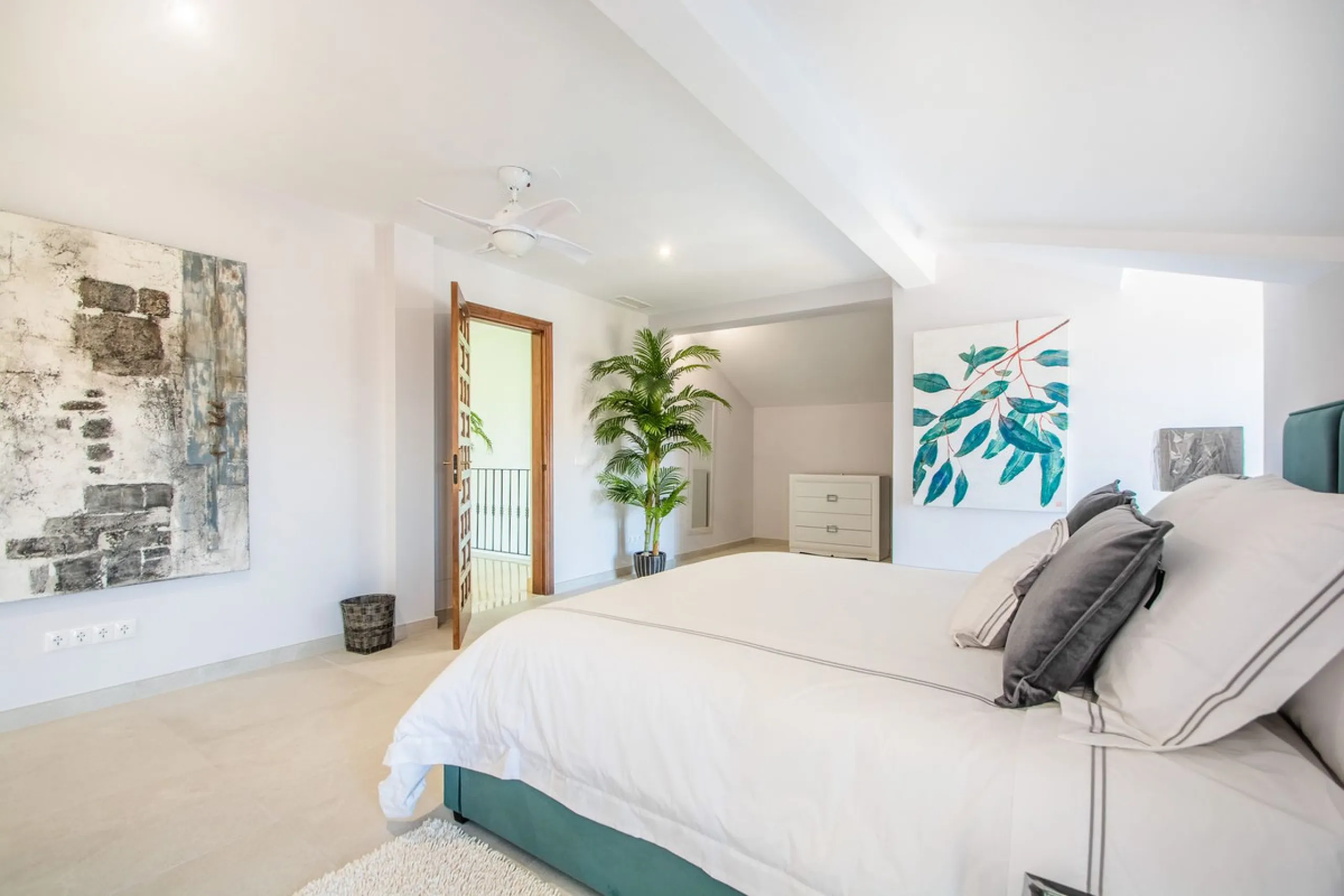 This stunning villa, accompanied by three adjoining buildable plots, presents an exceptional investment opportunity. Boasting six bedrooms and five bathrooms, this property offers abundant space and comfort. Revel in panoramic views of the sea and mountai