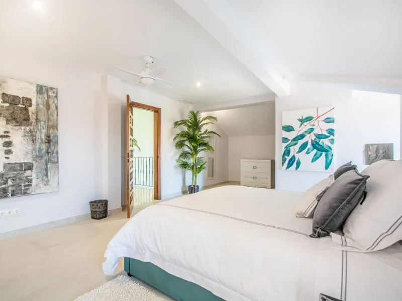 This stunning villa, accompanied by three adjoining buildable plots, presents an exceptional investment opportunity. Boasting six bedrooms and five bathrooms, this property offers abundant space and comfort. Revel in panoramic views of the sea and mountai