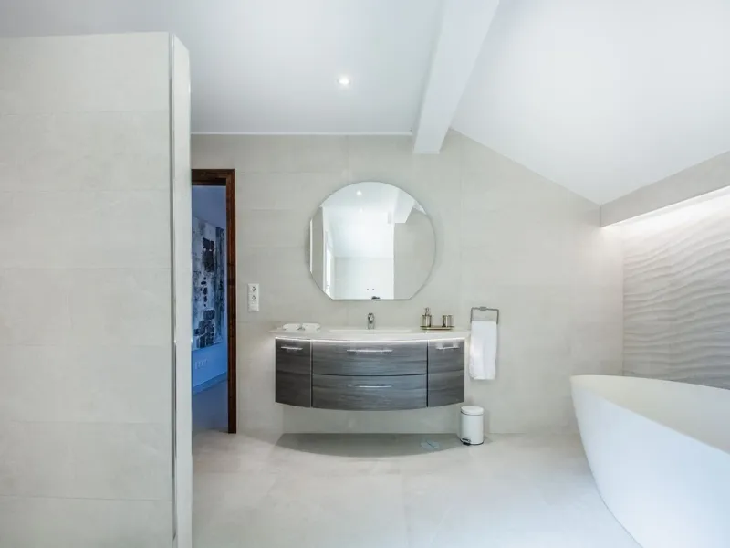 This stunning villa, accompanied by three adjoining buildable plots, presents an exceptional investment opportunity. Boasting six bedrooms and five bathrooms, this property offers abundant space and comfort. Revel in panoramic views of the sea and mountai
