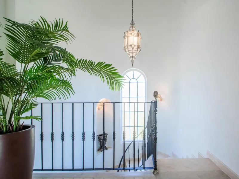 This stunning villa, accompanied by three adjoining buildable plots, presents an exceptional investment opportunity. Boasting six bedrooms and five bathrooms, this property offers abundant space and comfort. Revel in panoramic views of the sea and mountai