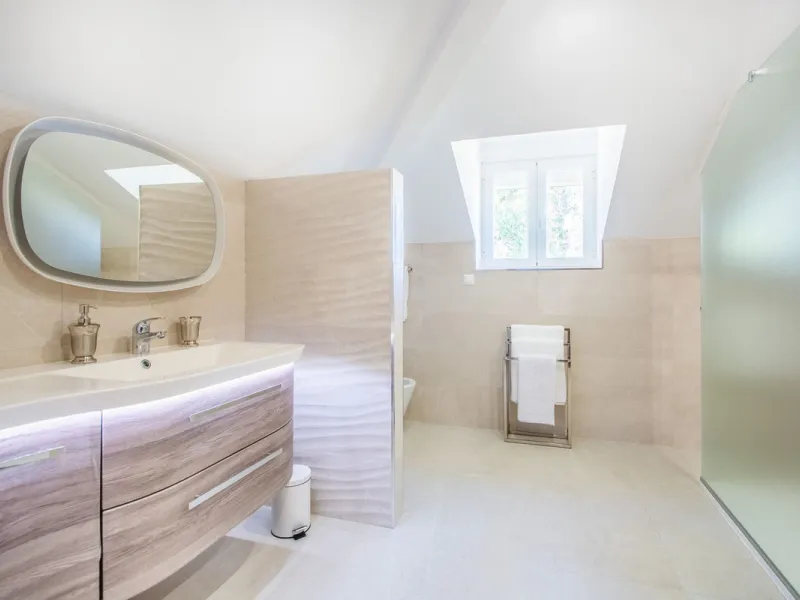This stunning villa, accompanied by three adjoining buildable plots, presents an exceptional investment opportunity. Boasting six bedrooms and five bathrooms, this property offers abundant space and comfort. Revel in panoramic views of the sea and mountai