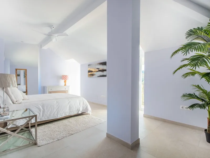 This stunning villa, accompanied by three adjoining buildable plots, presents an exceptional investment opportunity. Boasting six bedrooms and five bathrooms, this property offers abundant space and comfort. Revel in panoramic views of the sea and mountai