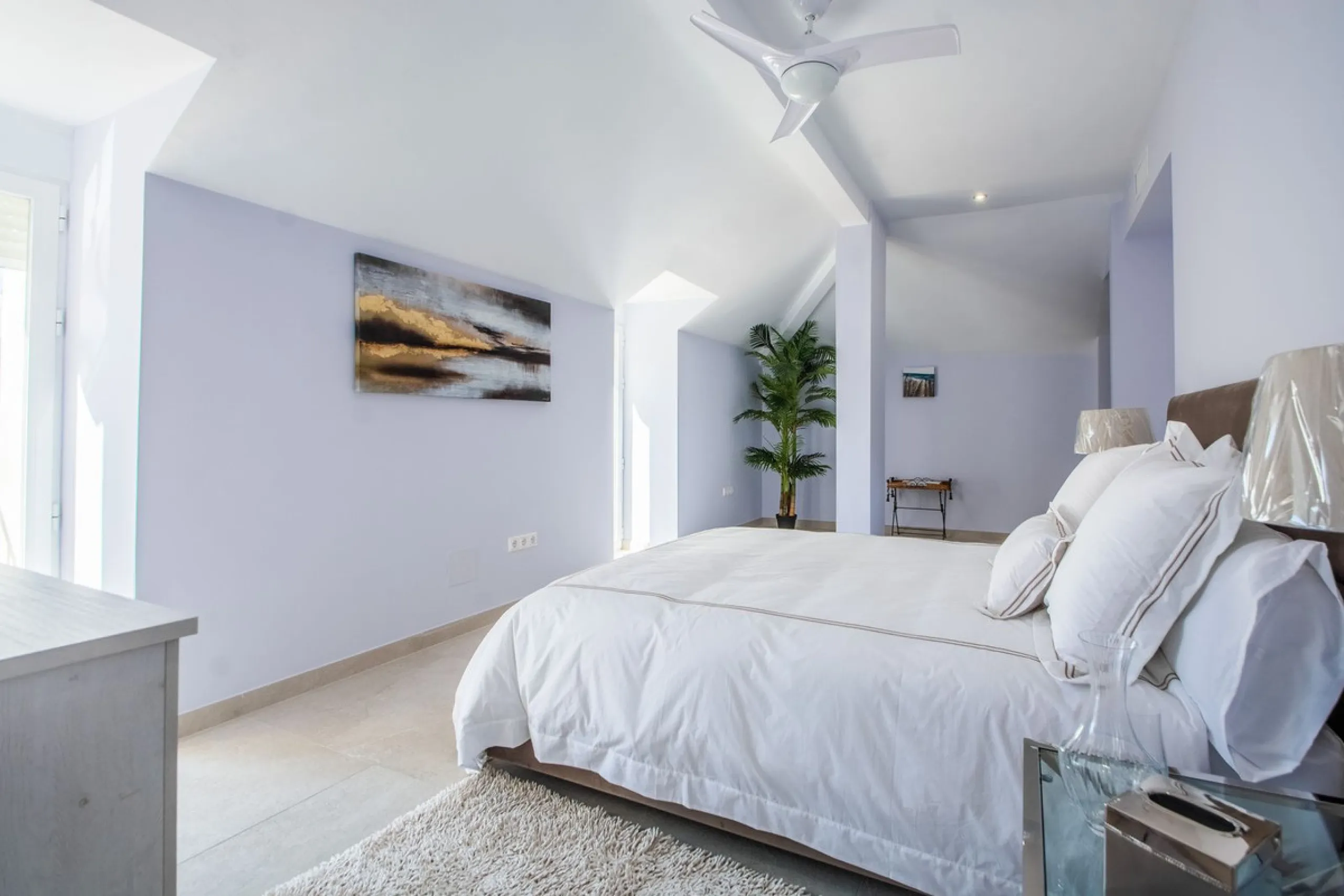 This stunning villa, accompanied by three adjoining buildable plots, presents an exceptional investment opportunity. Boasting six bedrooms and five bathrooms, this property offers abundant space and comfort. Revel in panoramic views of the sea and mountai