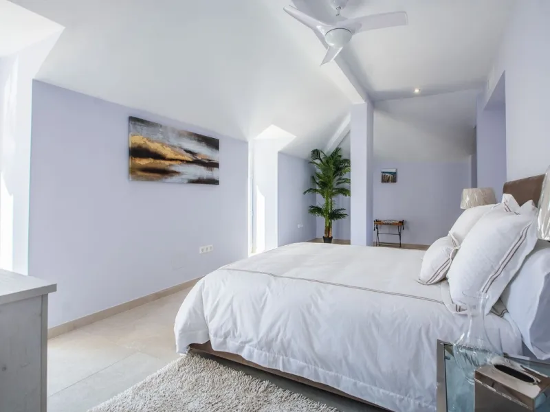 This stunning villa, accompanied by three adjoining buildable plots, presents an exceptional investment opportunity. Boasting six bedrooms and five bathrooms, this property offers abundant space and comfort. Revel in panoramic views of the sea and mountai