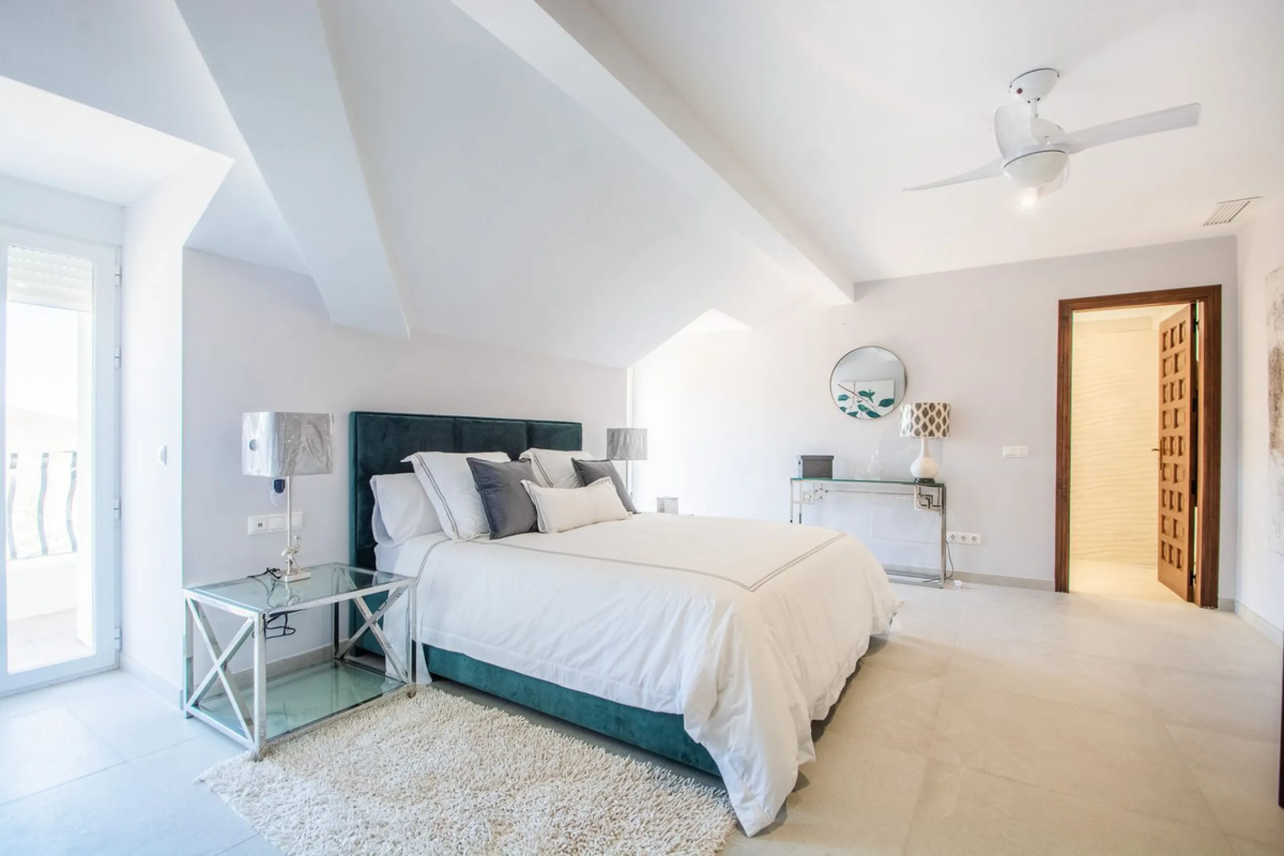 This stunning villa, accompanied by three adjoining buildable plots, presents an exceptional investment opportunity. Boasting six bedrooms and five bathrooms, this property offers abundant space and comfort. Revel in panoramic views of the sea and mountai
