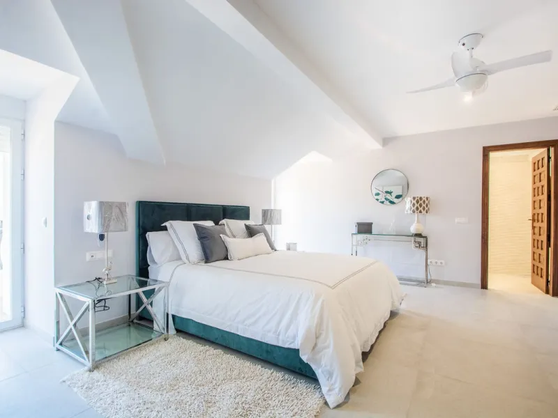This stunning villa, accompanied by three adjoining buildable plots, presents an exceptional investment opportunity. Boasting six bedrooms and five bathrooms, this property offers abundant space and comfort. Revel in panoramic views of the sea and mountai