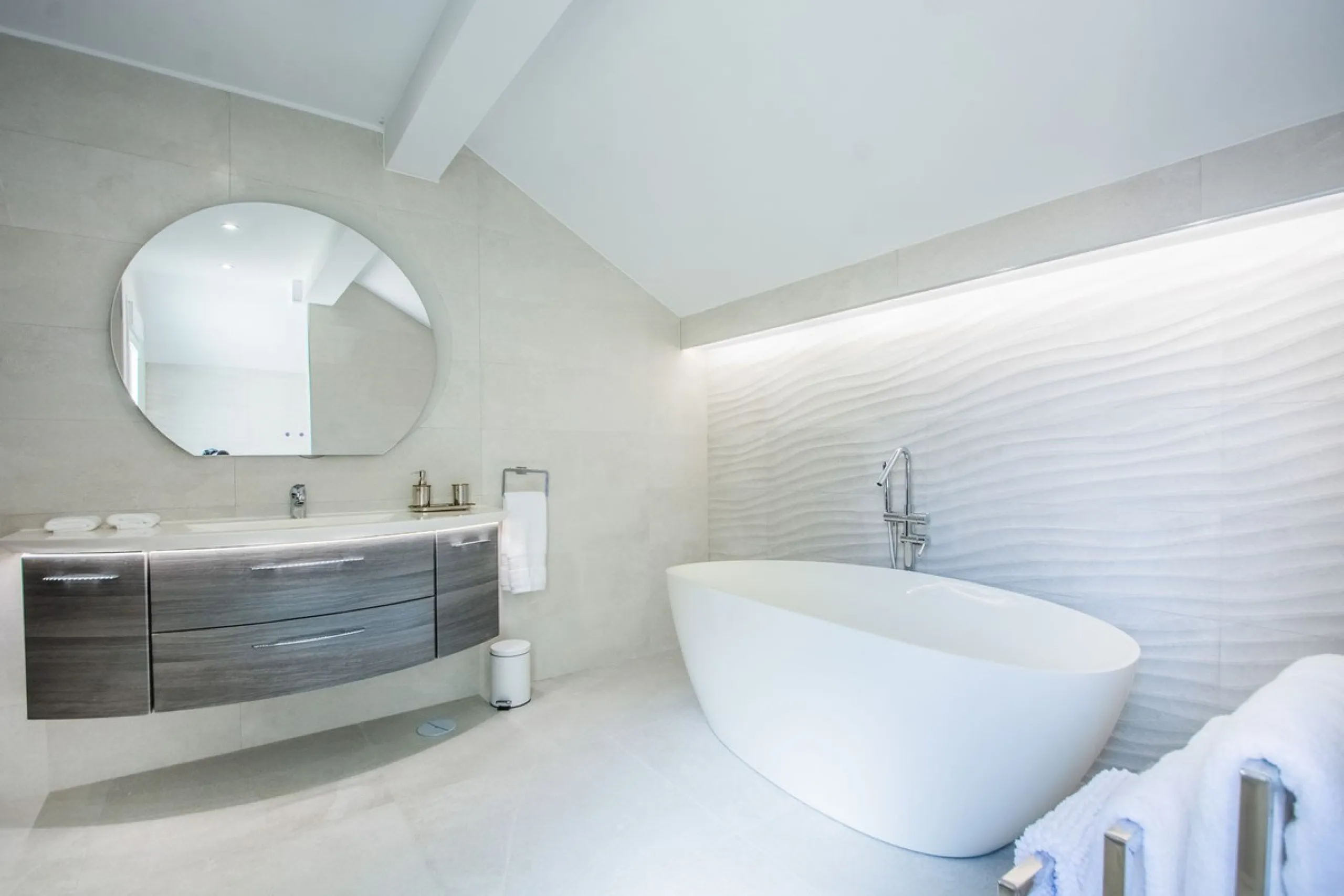 This stunning villa, accompanied by three adjoining buildable plots, presents an exceptional investment opportunity. Boasting six bedrooms and five bathrooms, this property offers abundant space and comfort. Revel in panoramic views of the sea and mountai