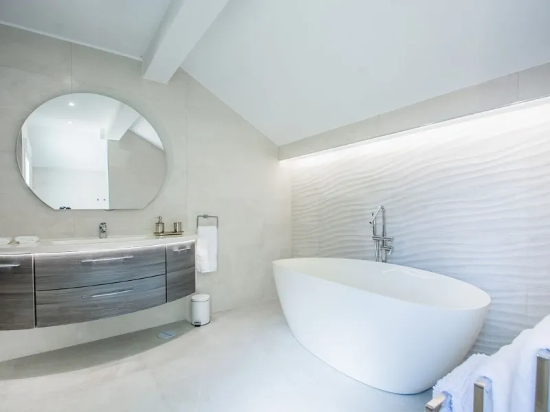 This stunning villa, accompanied by three adjoining buildable plots, presents an exceptional investment opportunity. Boasting six bedrooms and five bathrooms, this property offers abundant space and comfort. Revel in panoramic views of the sea and mountai