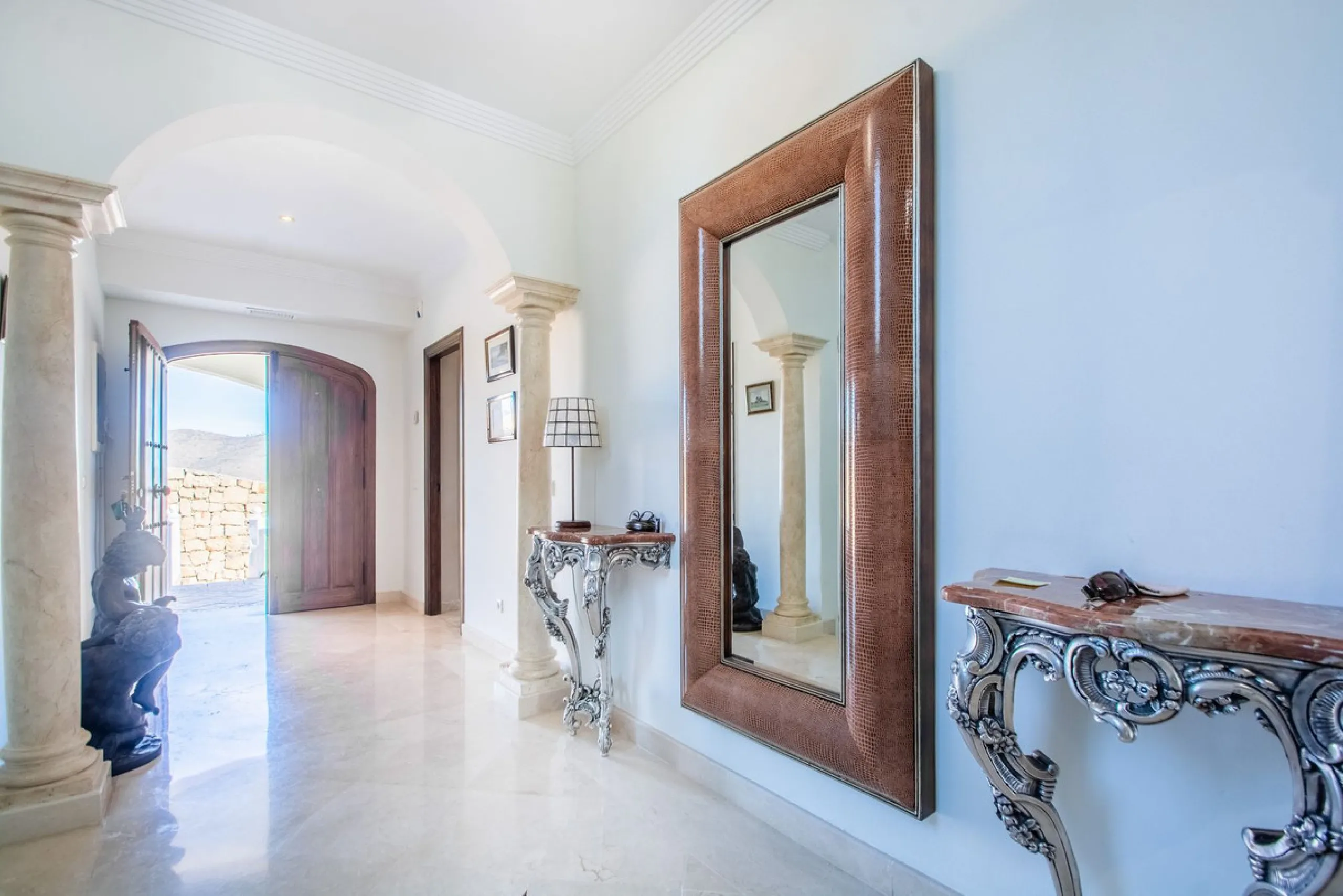 This stunning villa, accompanied by three adjoining buildable plots, presents an exceptional investment opportunity. Boasting six bedrooms and five bathrooms, this property offers abundant space and comfort. Revel in panoramic views of the sea and mountai
