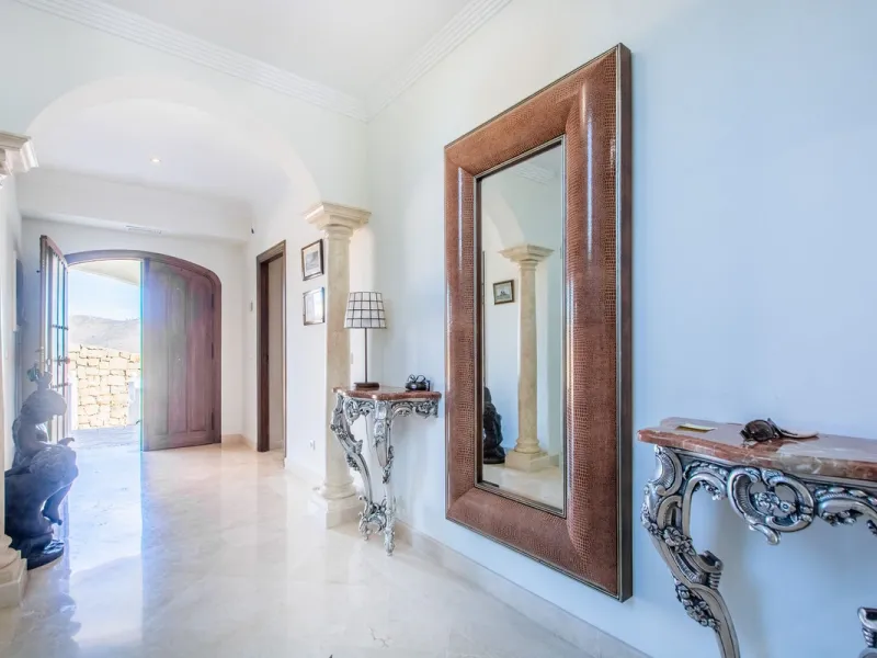 This stunning villa, accompanied by three adjoining buildable plots, presents an exceptional investment opportunity. Boasting six bedrooms and five bathrooms, this property offers abundant space and comfort. Revel in panoramic views of the sea and mountai