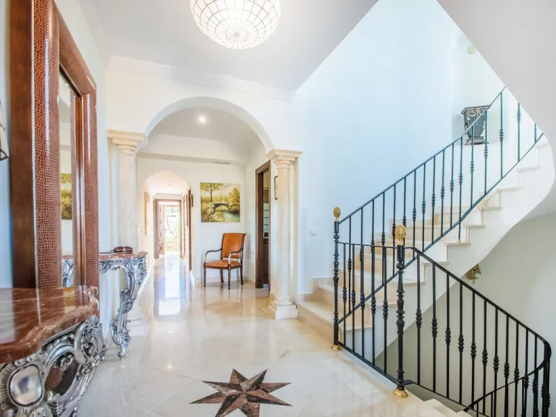 This stunning villa, accompanied by three adjoining buildable plots, presents an exceptional investment opportunity. Boasting six bedrooms and five bathrooms, this property offers abundant space and comfort. Revel in panoramic views of the sea and mountai