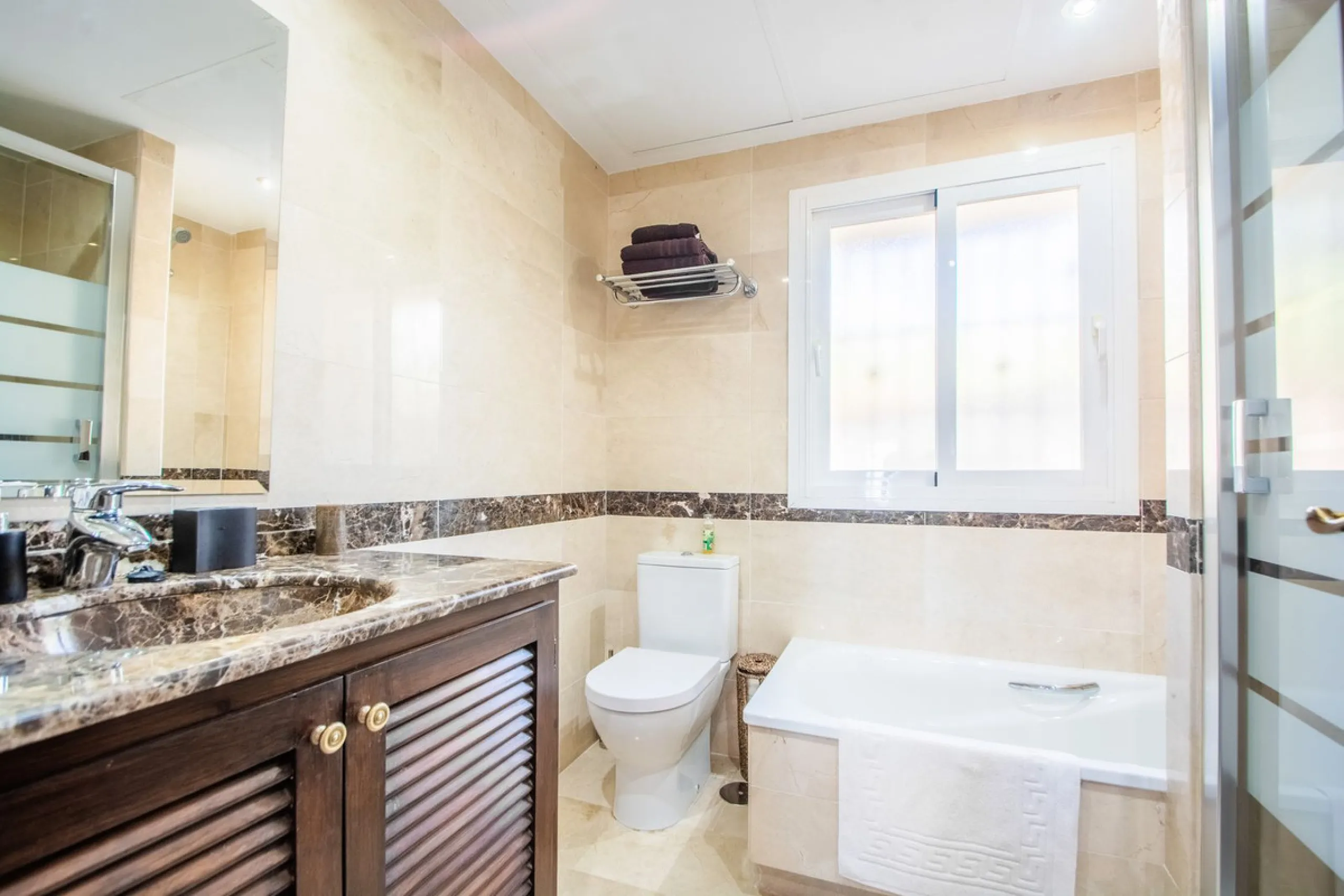 This stunning villa, accompanied by three adjoining buildable plots, presents an exceptional investment opportunity. Boasting six bedrooms and five bathrooms, this property offers abundant space and comfort. Revel in panoramic views of the sea and mountai