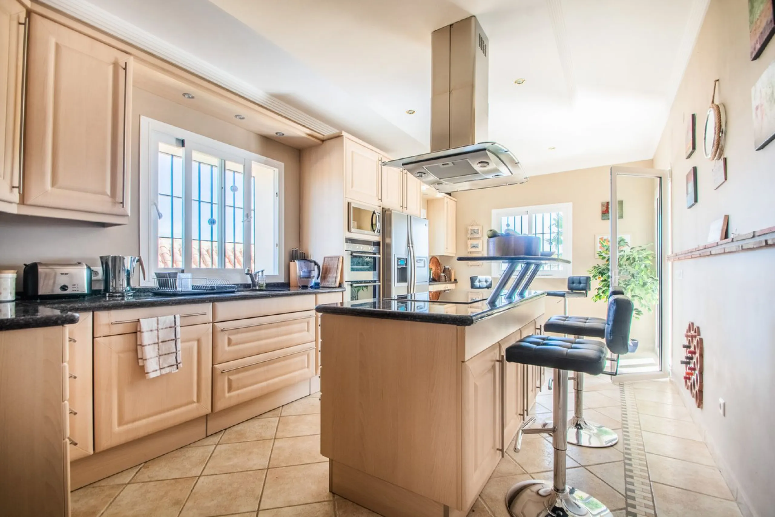 This stunning villa, accompanied by three adjoining buildable plots, presents an exceptional investment opportunity. Boasting six bedrooms and five bathrooms, this property offers abundant space and comfort. Revel in panoramic views of the sea and mountai