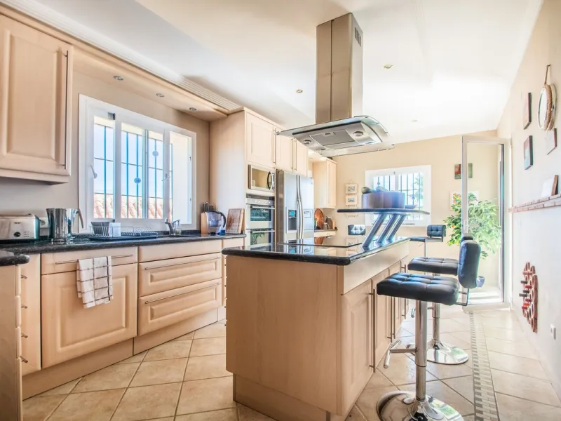 This stunning villa, accompanied by three adjoining buildable plots, presents an exceptional investment opportunity. Boasting six bedrooms and five bathrooms, this property offers abundant space and comfort. Revel in panoramic views of the sea and mountai