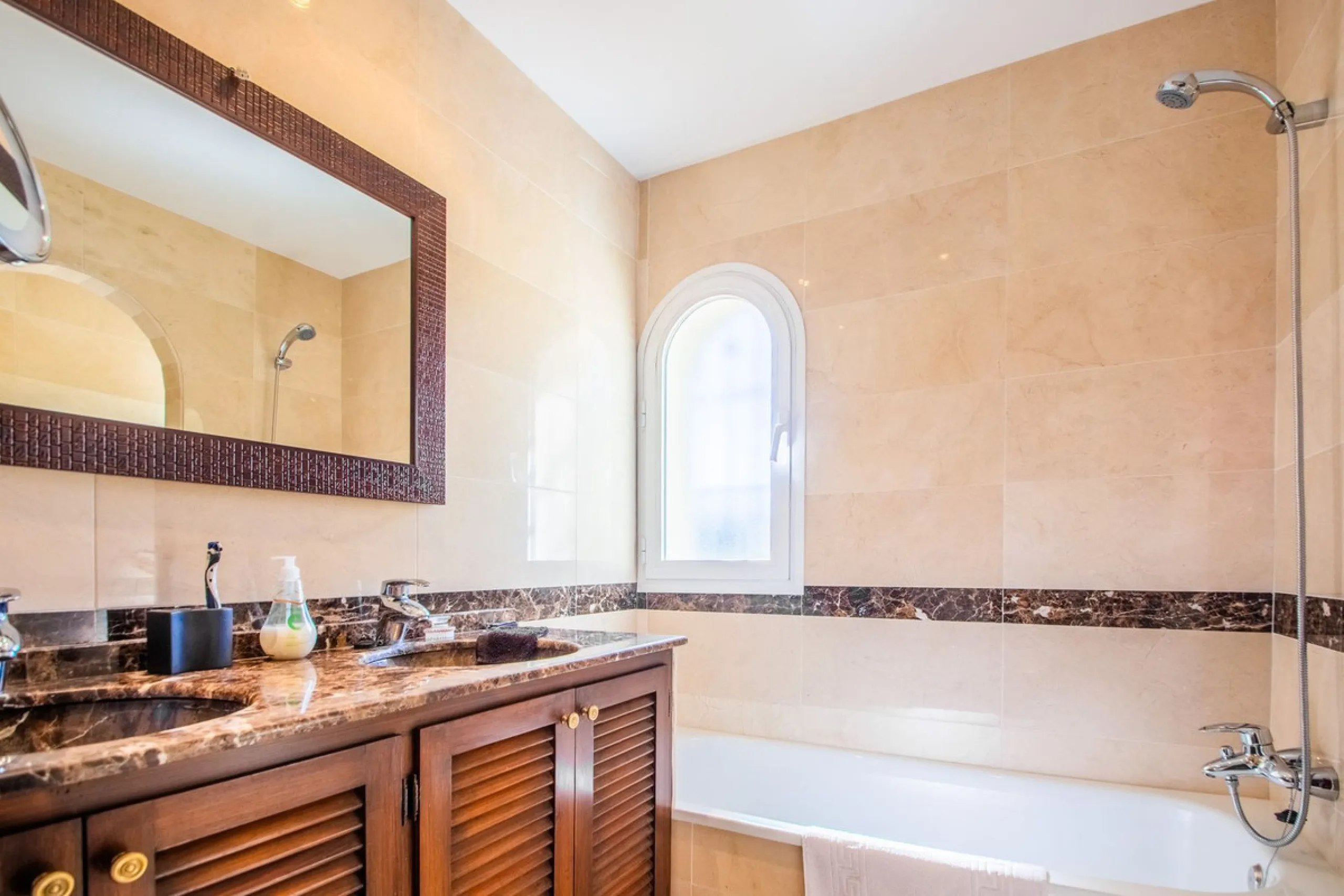 This stunning villa, accompanied by three adjoining buildable plots, presents an exceptional investment opportunity. Boasting six bedrooms and five bathrooms, this property offers abundant space and comfort. Revel in panoramic views of the sea and mountai