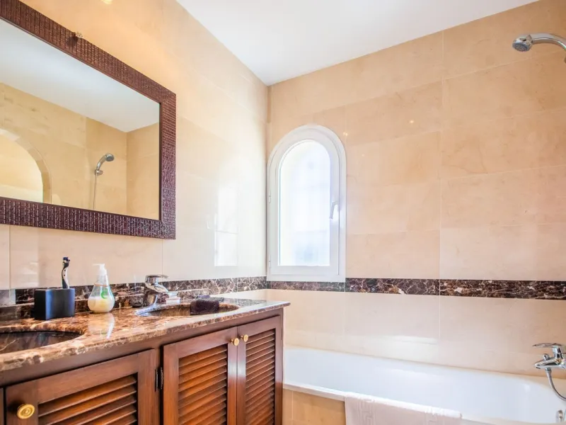 This stunning villa, accompanied by three adjoining buildable plots, presents an exceptional investment opportunity. Boasting six bedrooms and five bathrooms, this property offers abundant space and comfort. Revel in panoramic views of the sea and mountai