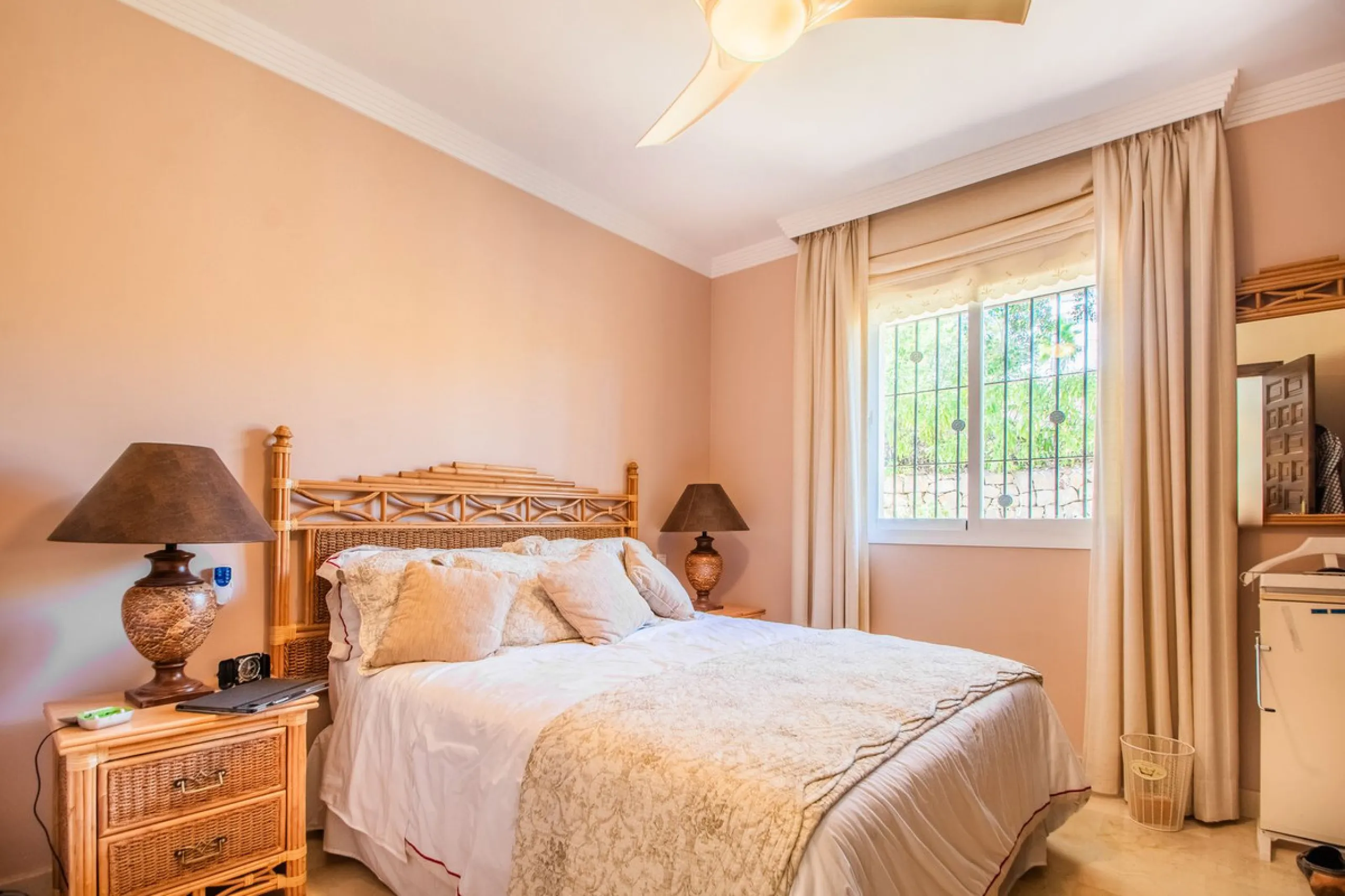 This stunning villa, accompanied by three adjoining buildable plots, presents an exceptional investment opportunity. Boasting six bedrooms and five bathrooms, this property offers abundant space and comfort. Revel in panoramic views of the sea and mountai