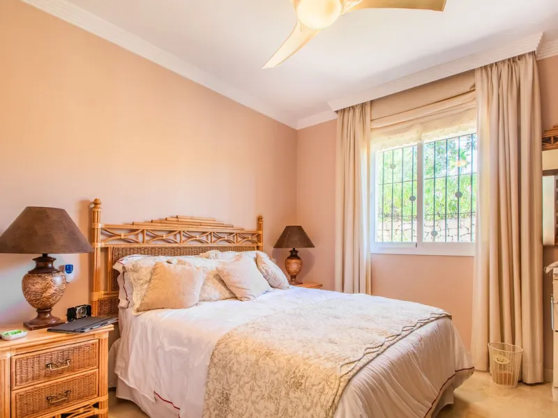 This stunning villa, accompanied by three adjoining buildable plots, presents an exceptional investment opportunity. Boasting six bedrooms and five bathrooms, this property offers abundant space and comfort. Revel in panoramic views of the sea and mountai