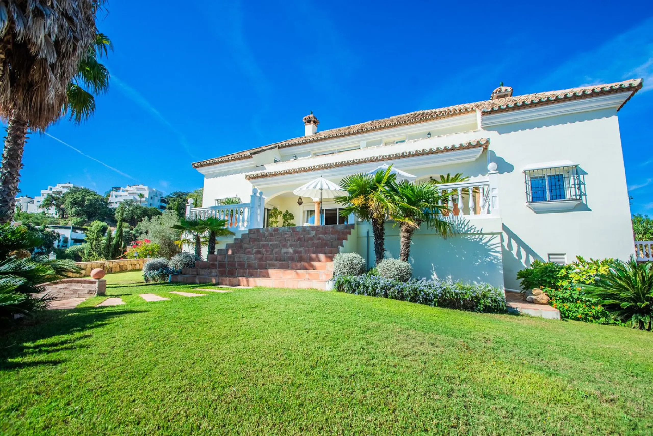 This stunning villa, accompanied by three adjoining buildable plots, presents an exceptional investment opportunity. Boasting six bedrooms and five bathrooms, this property offers abundant space and comfort. Revel in panoramic views of the sea and mountai