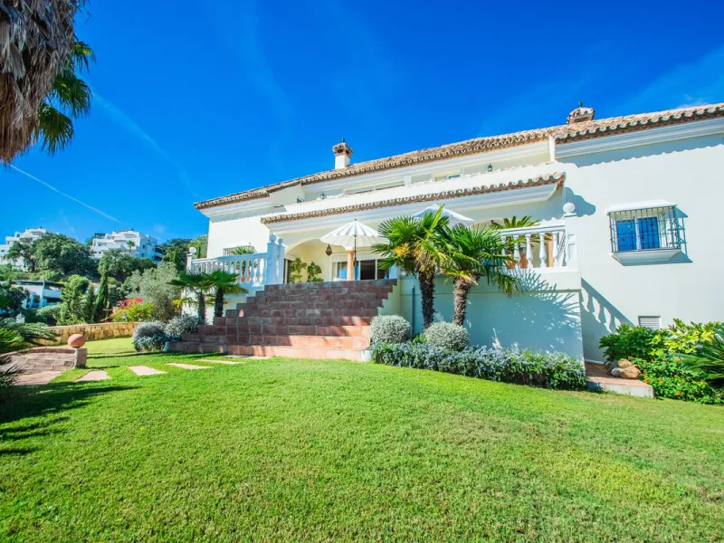 This stunning villa, accompanied by three adjoining buildable plots, presents an exceptional investment opportunity. Boasting six bedrooms and five bathrooms, this property offers abundant space and comfort. Revel in panoramic views of the sea and mountai